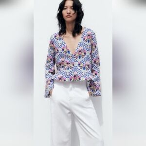 Gorgeous, Zara Multicolor Floral V-Neck Top. 17" X 18"